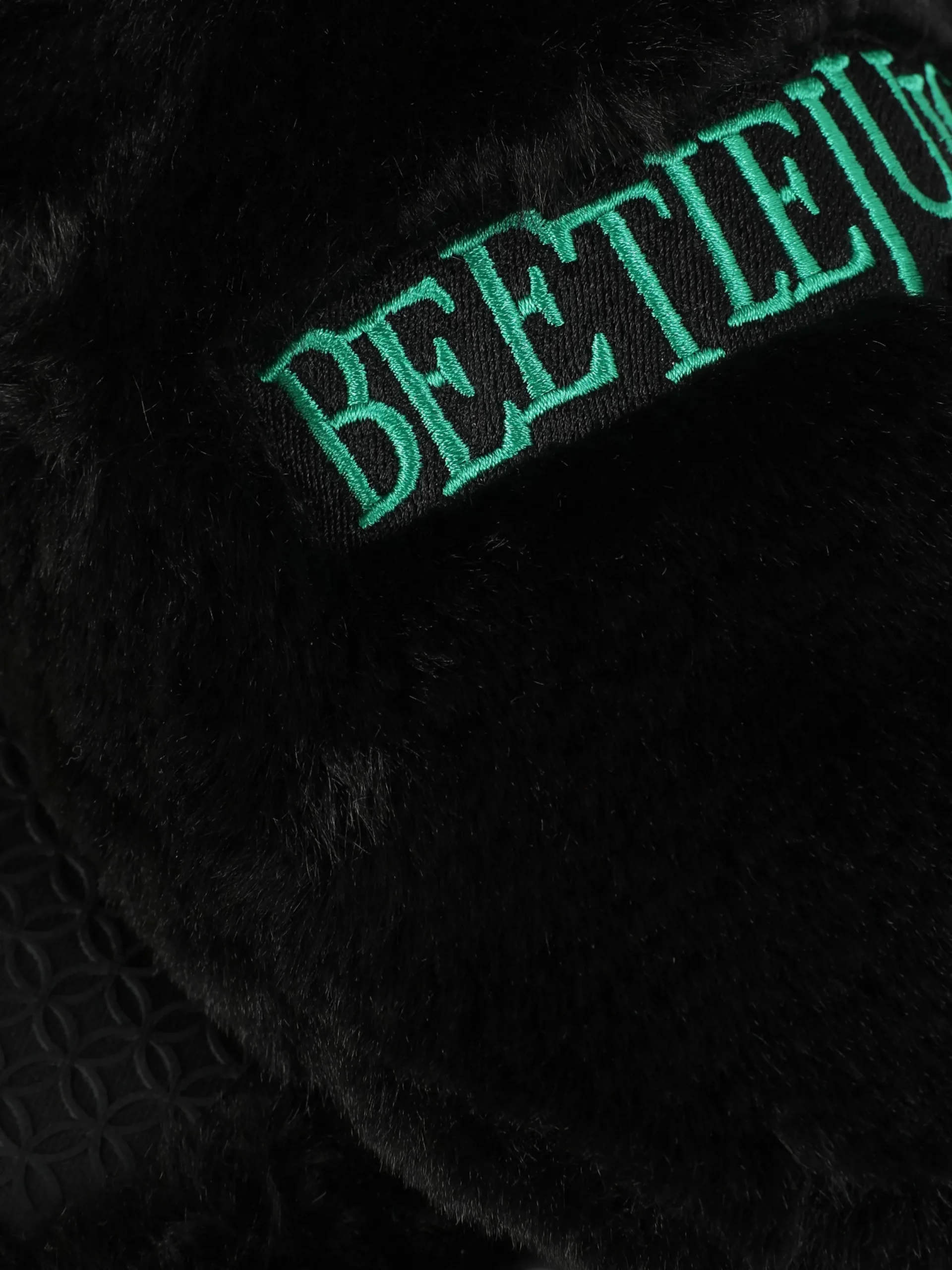 Beetlejuice|Halloween-Accessoires|Primark „Beetlejuice“ Flauschige Hausschuhe Schwarz/Weiß