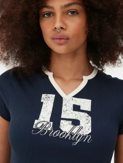 Tops Und T-Shirts|Primark T-Shirt Mit Eingekerbtem Ausschnitt Und Grafik Marineblau